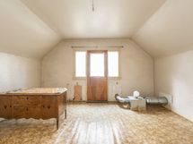 Yläkerran makuuhuone, josta kulku pienelle parvekkeelle.