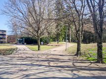 Ystävyydenpuisto tien toisella puolella. Reitit Marjaniemen uimarannalle asti (n. 1,5 km)