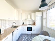 Ruokapöytä mahtuu vaivattomasti keittiöön