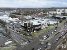 Rakennus on vilkkaalla liikepaikalla