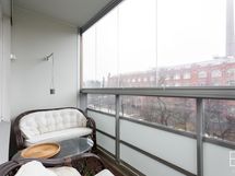 Lasitettu parveke Hämeenpuiston suuntaan