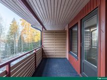 Parveke on koko huoneiston levyinen