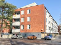 Taloyhtiötä on remontoitu kattavasti vuosien varrella. Yhtiöllä on oma tontti.