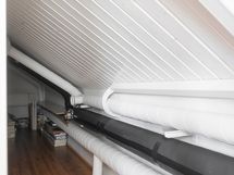 Yläkerran säilytystiloja.