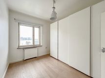 Makuuhuoneen kaapistossa on lisää säilytystilaa.