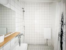 Kylpyhuoneessa on tilaa pesukoneelle.