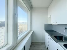 Ikkunalliseen keittiöön vaihdettiin samalla kalusteet.