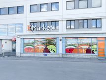 Lähikaupat sijaitsevat kävelyetäisyydellä, noin 400 metrin päässä asunnolta.