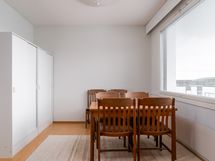 makuuhuone josta tehty ruokailutila