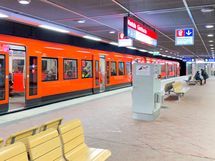 Ostarin vieressä on metroasema ja myös pussit kulkevat vierestä.