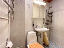 Kylpyhuone on laatoitettu.