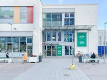 Kauppakeskus Suuris taloa vastapäätä.