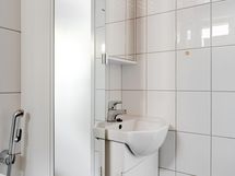 Säilytystilaa kylpyhuoneessa.