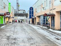 Kontulan ostoskeskus ja metro sijaitsevat 1,7 km päässä.