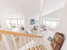 Portaikko ja näkymä olohuoneeseen