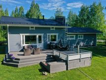 Takaterassin puoli (kesäkuva)
