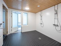 Taloyhtiössä kaksi saunaosastoa.