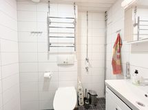 Kylpyhuoneessa liitäntä pesukoneelle, mutta taloyhtiössä on myös pesutupa.