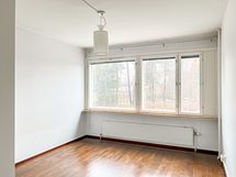 Ikkunoista on rauhallinen näkymä ja ikkunoissa on sälekaihtimet.