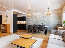 Näkymä olohuoneesta keittiön suuntaan