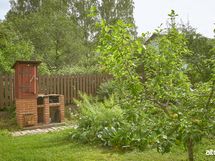 Taloyhtiön grillipaikka pihalla.