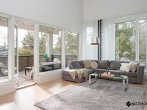 Olohuoneesta on käynti tilavalle terassiparvekkeelle.