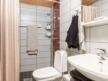 Yläkerran wc/pesutila