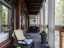 Oleskelutiloista pääsee myös todella reilunkokoiselle ja viihtyisälle lasitetulle parvekkeelle.