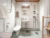 Kylpyhuoneeseen mahtuu kapea pyykinpesukone.