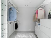 Walk-in-closet