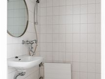 KPH/Wc on tilava ja tänne mahtuu esimerkiksi lisäkaapisto tai allaskaappi.