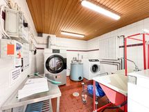 Taloyhtiön pesutupa.