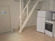 Parven alaosa, keittiö ja portaat parvelle