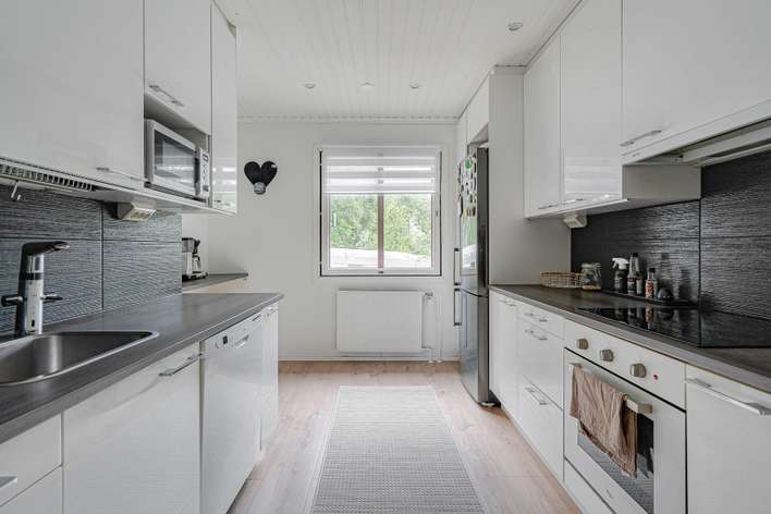 Paritalo, 4h+k+ph/wc+wc+vh+varastot Kellarissa yhteisissä tiloissa s+ph+pannuhuone, 99/141 m², Takakirves - Widok 4