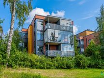 Julkisivu kesäaikaan