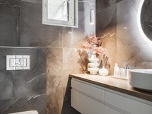 Wc kylpyhuoneen vieressä