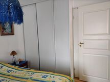 Makuhuone 1, jossa kaappeja sekä vaatehuone.