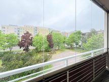 Näkymät viihtyisälle piha-alueelle.