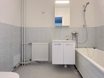 Kylpyhuone on reilun kokoinen ja varustettu ammeella ja pesukoneliitännällä.