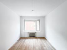 Iso erillinen makuuhuone Pellavatehtaankadun puolelle länteen.