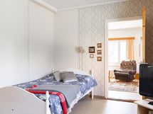 Alakerran makuuhuone