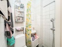 Pyykit peset kätevästi taloyhtiön pesutuvassa. Yhtiössä on myös sauna.