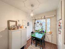 Keittiöön mahtuu myös ruokailuryhmä.