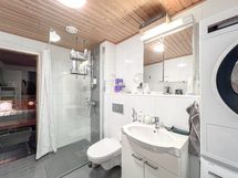 Kylpyhuone on laatoitettu.