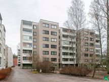 Teuvo Pakkalan tie 12 G pihan puolelta