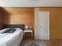 Entinen yläkerran keittiö, joka nyt makuuhuoneena