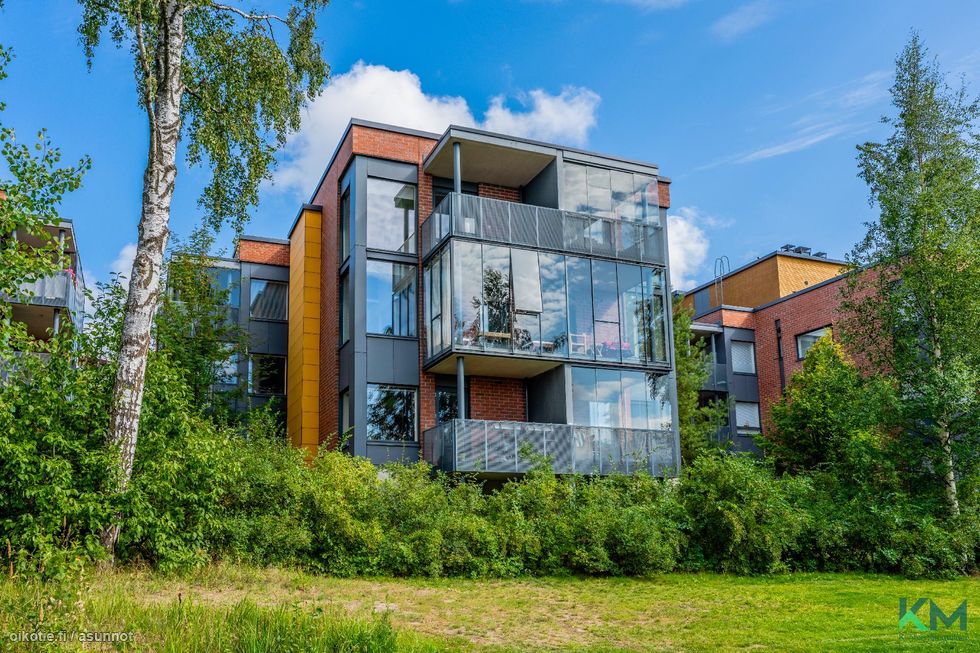 Julkisivu kesäaikaan