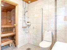 Yläkerran pesuhuone ja sauna