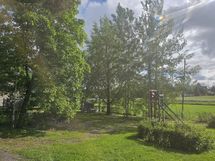 Yhtiön leikkipiha alue peltomaisemalla