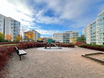 Pihalla on lasten leikkitelineitä ja penkkejä.